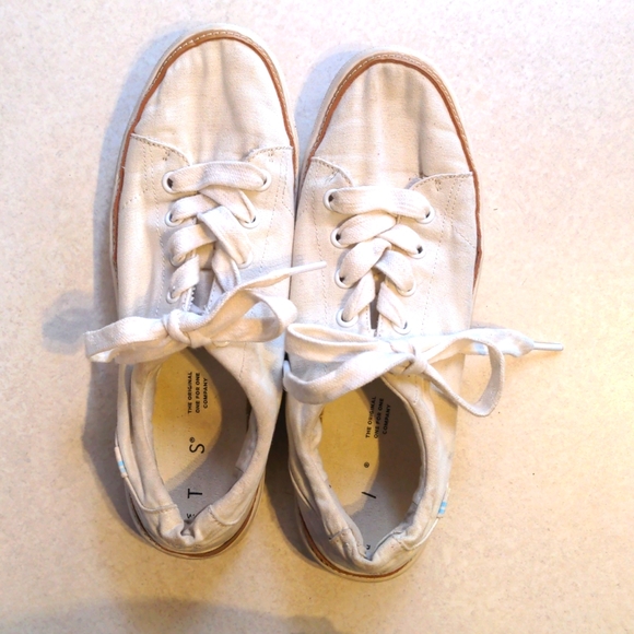 Toms off white sneakers size 9 low tops - Picture 1 of 9